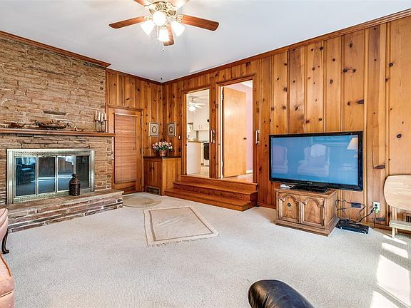 3rd image of 1213 W Park Row Dr