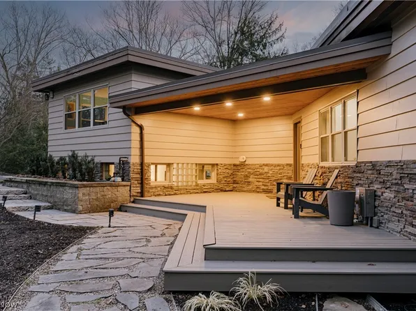 35 Skyline Dr, Moreland Hills, OH 44022