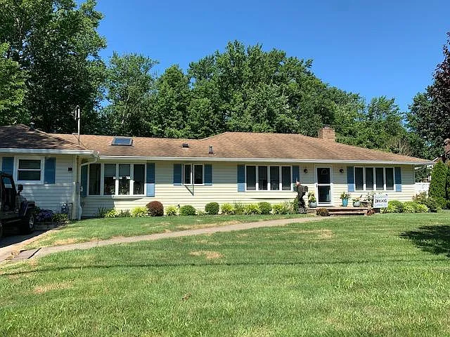 285 Willow Dr photo 1