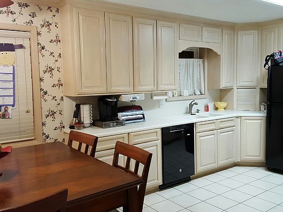 4th image of 738 Sierra Dr