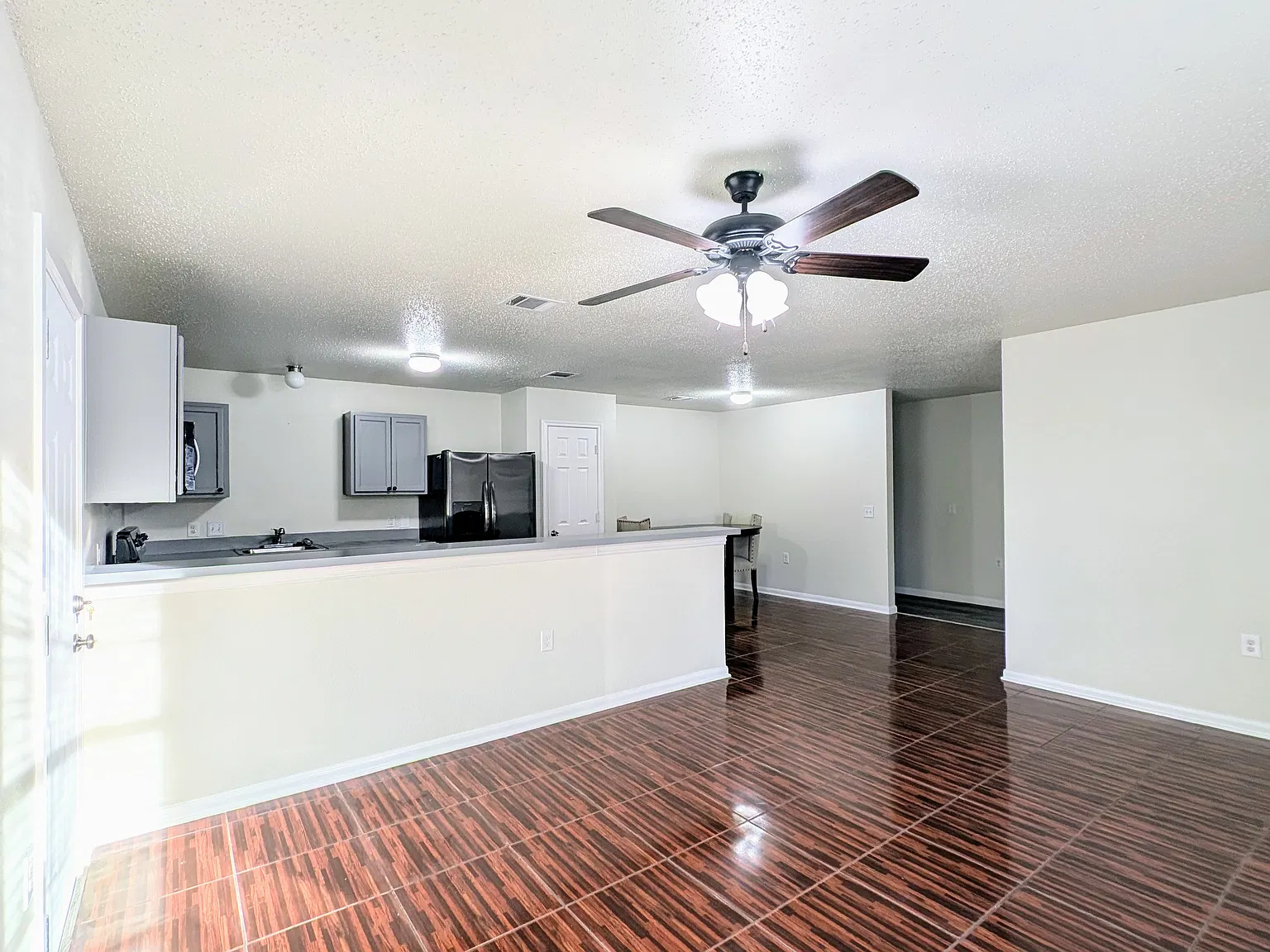 4 bed, 1483 sqft, $2,350 — Photo 2