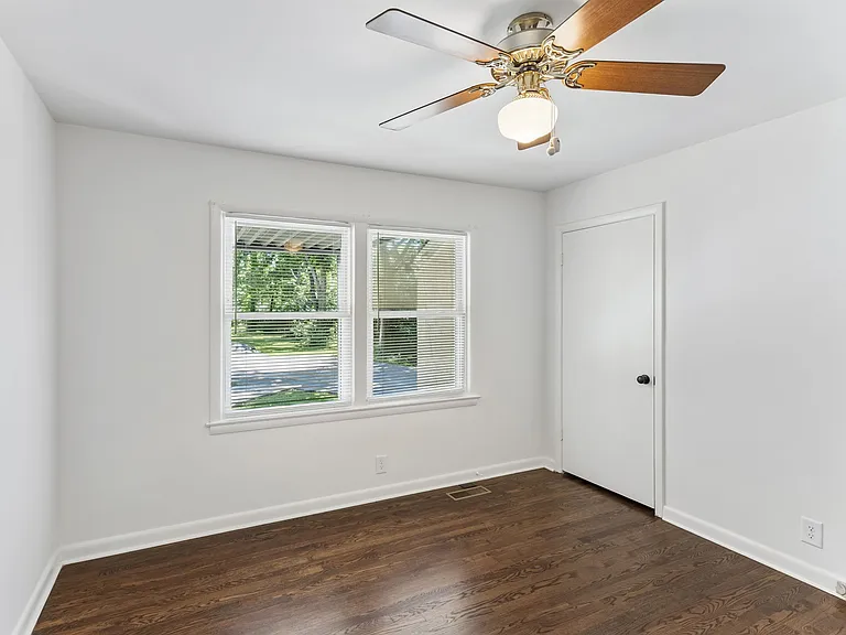 907 Westchester Dr — Photo 16