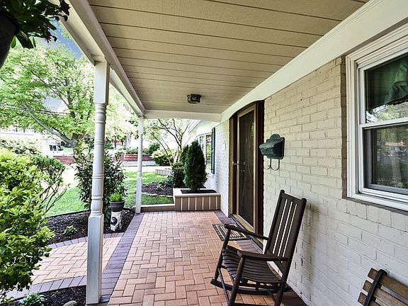 3rd image of 14 Leslie Ln