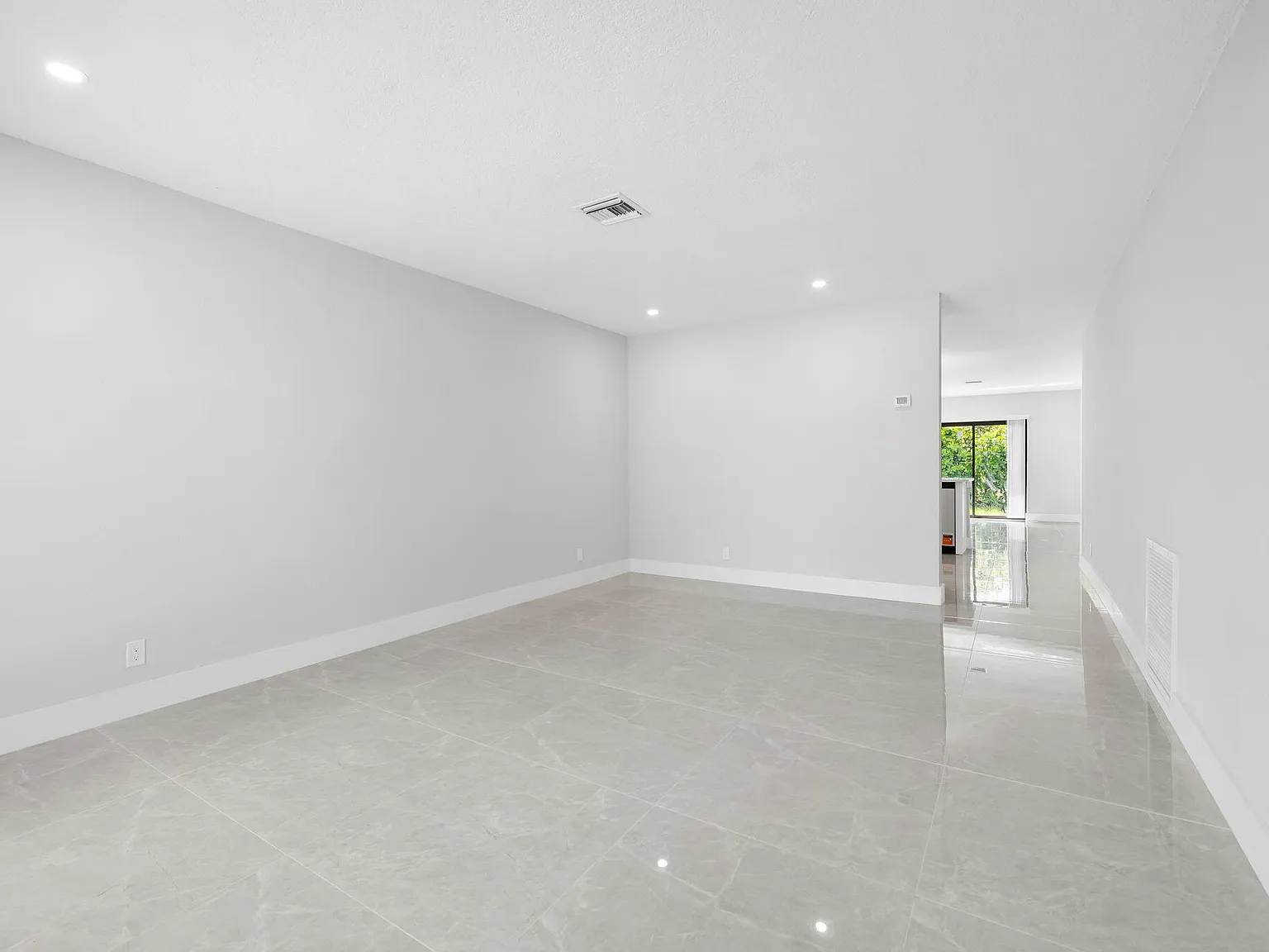 3 bed, 2.0 bath, 1400 sqft, $3,499 — Photo 4