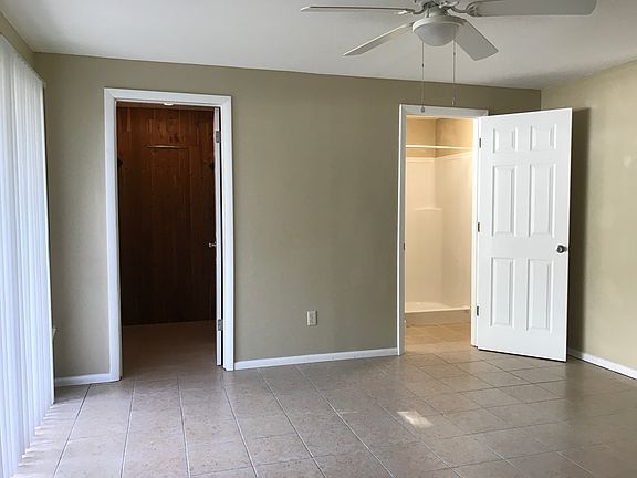 Master bedroom, en suite bathroom and walk in closet