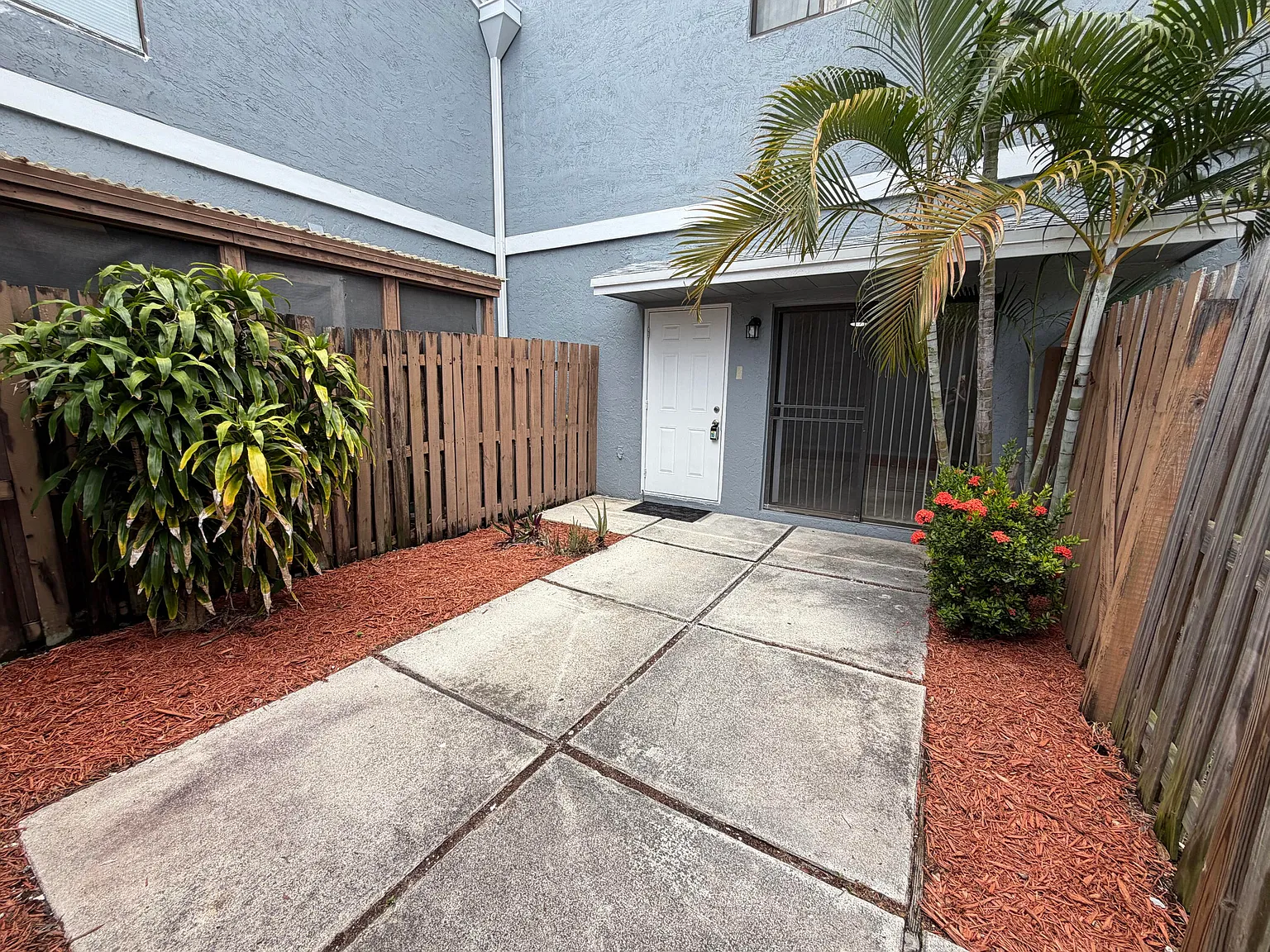 2 bed, 1.5 bath, 864 sqft, $1,875 — Photo 1