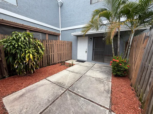 30 Crossings Cir, Boynton Beach, FL