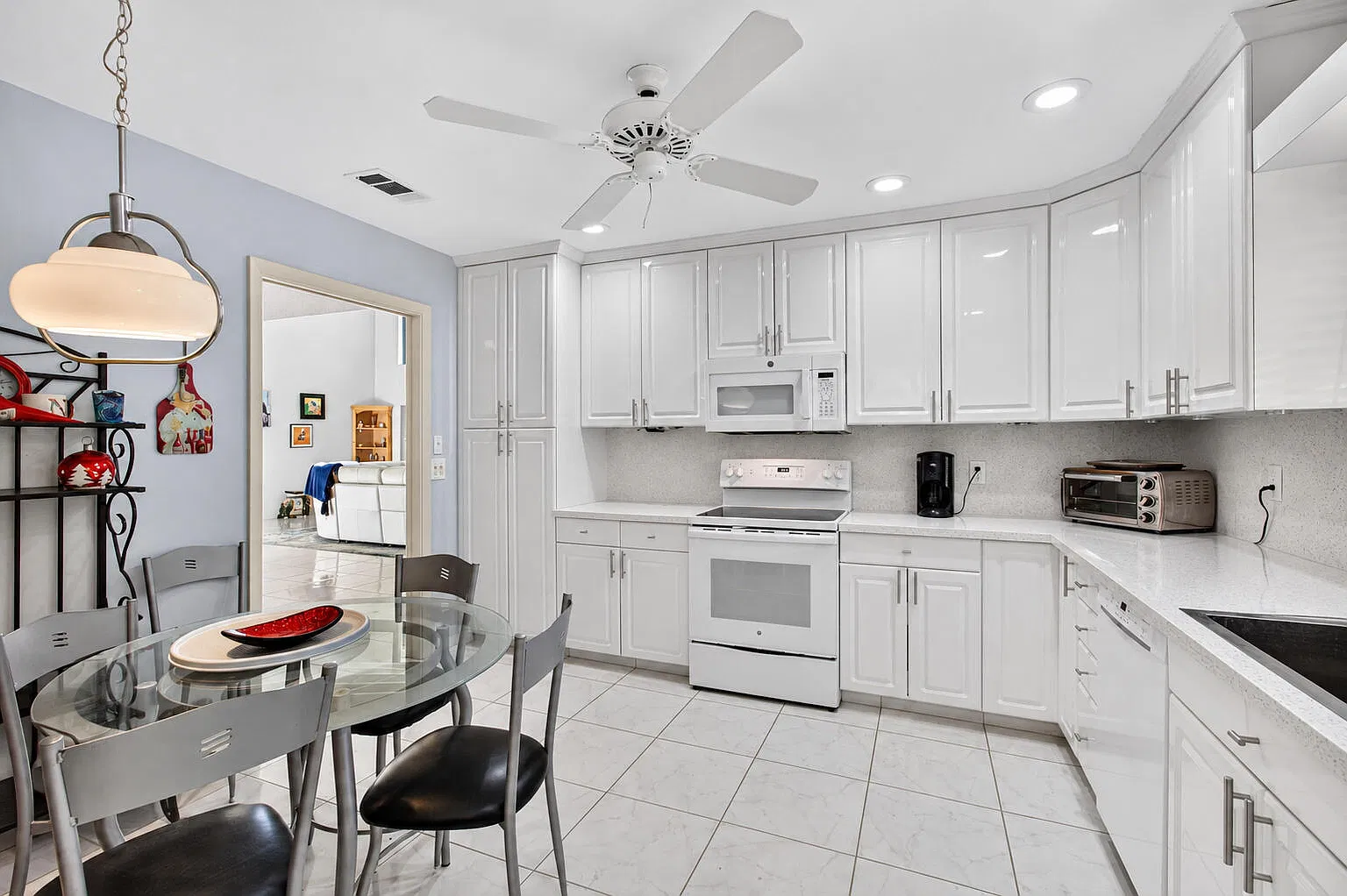 3 bed, 2.0 bath, 1986 sqft, $4,000 — Photo 4