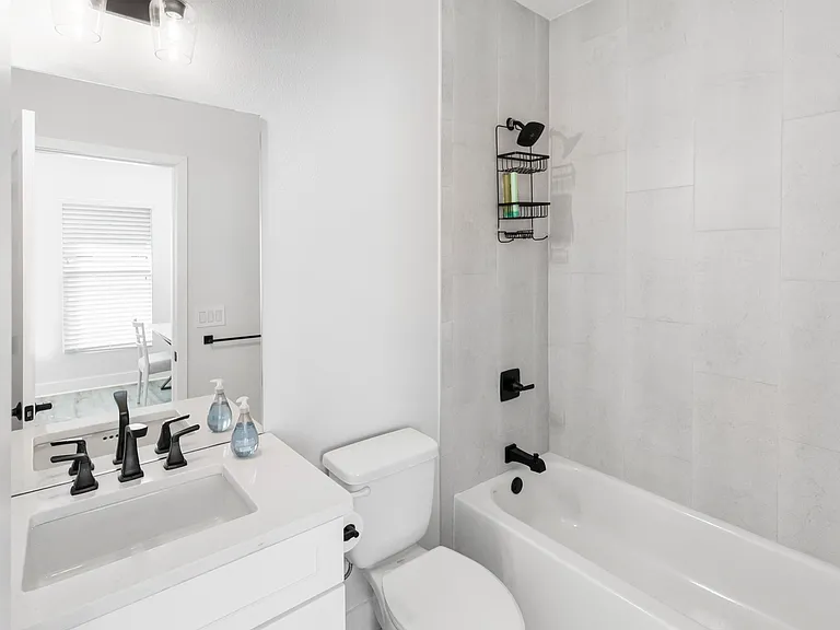 946-first foor bath_01162023