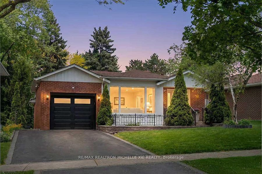 1st image of 8 Meadowglade Cres