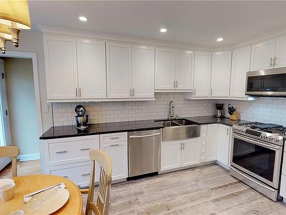 4th image of 133 Constitution Dr