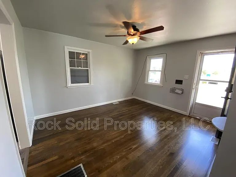 416 E 3rd St — Photo 10