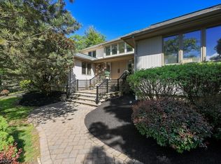 29 Deer Path Cir, Green Brook, NJ 08812