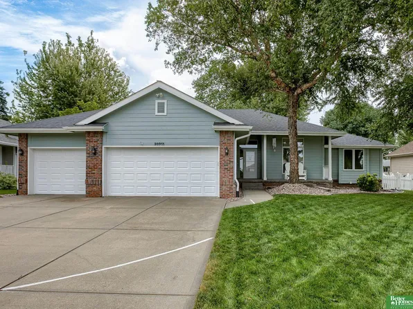 20911 Hampton Cir, Gretna, NE 68028