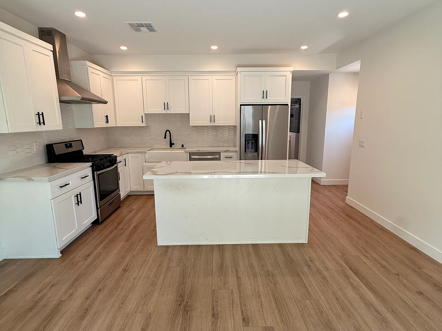 4 bed, 1200 sqft, $5,295 — Photo 2