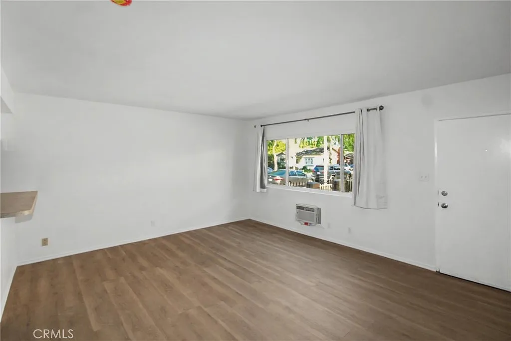 2 bed, 750 sqft, $2,400 — Photo 3