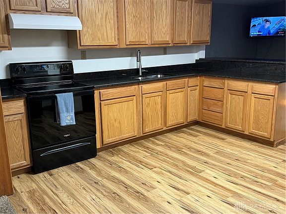3rd image of 185 Colebrook Dr