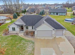 400 Whispering Creek Ct, Green Bay, WI 54303