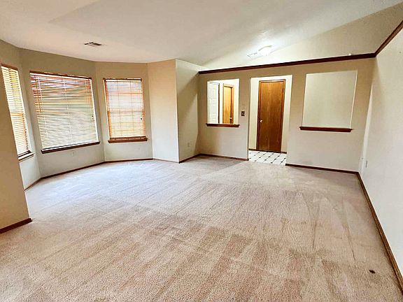 4th image of 4409 SW Parkway Dr