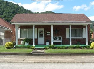 502 4th Ave, Montgomery, WV 25136