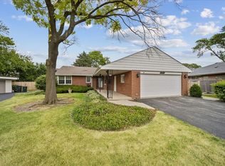 2300 Robincrest Ln, Glenview, IL 60025