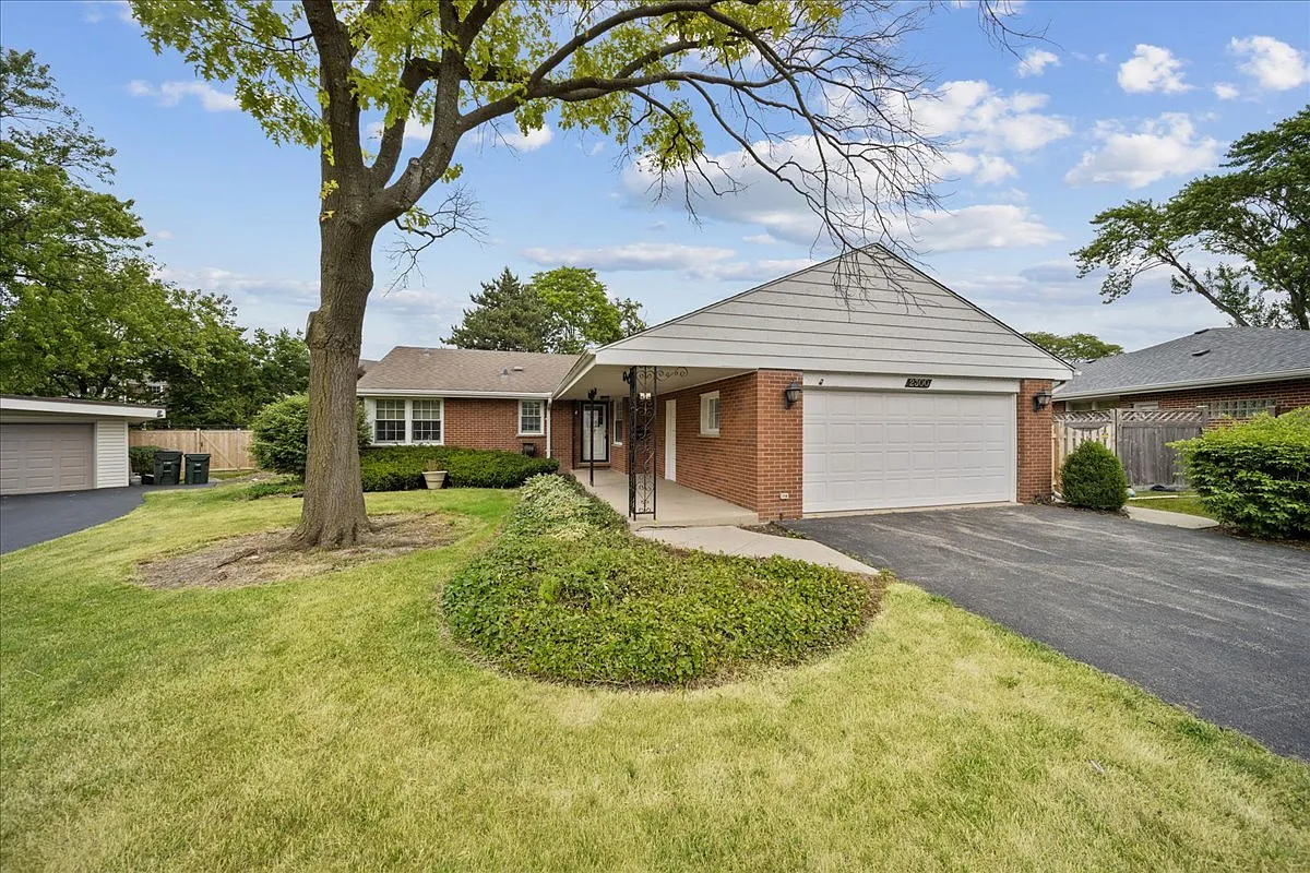 2300 Robincrest Ln photo 1