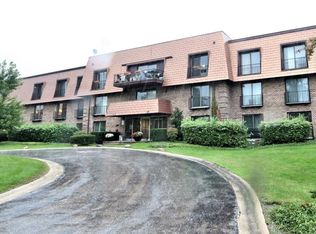 3950 Dundee Rd APT 105C, Northbrook, IL 60062