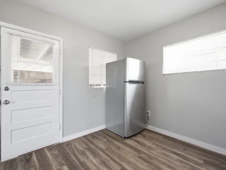 2120 N Forgeus Ave #B — Photo 8