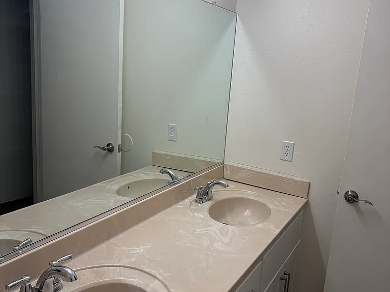 654 Woodcrest Dr #B — Photo 8