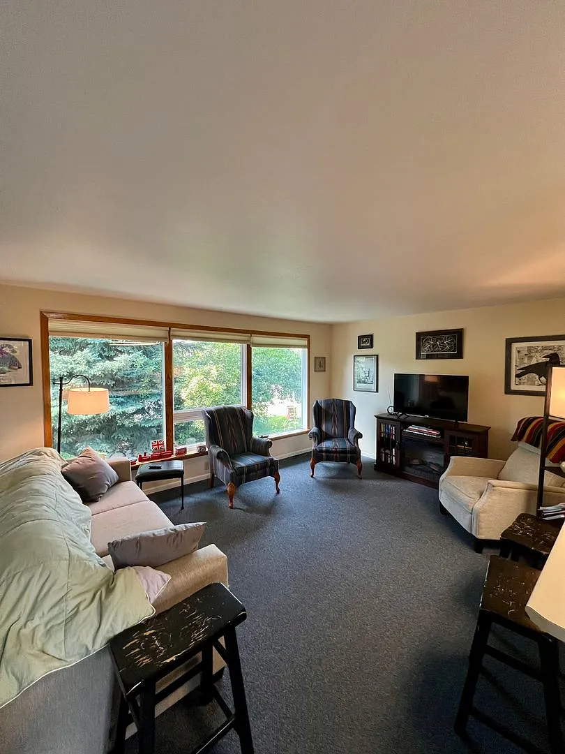 Available Nov 1st / Furnished / 1-Car Garage / 1 Dog on Approval — Photo 4