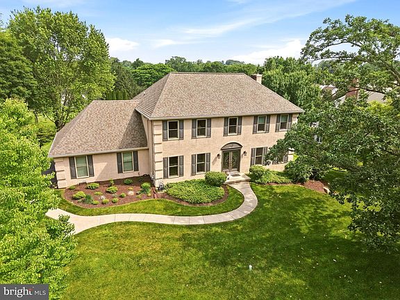2nd image of 525 Beaumont Cir