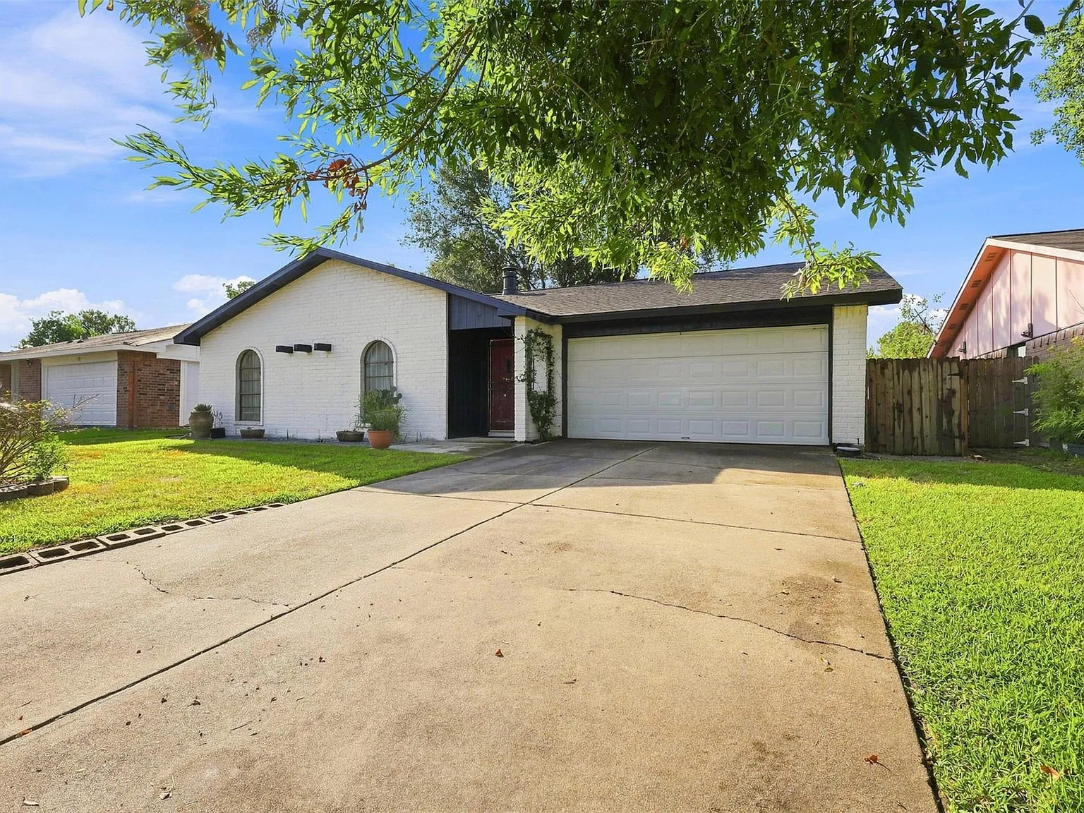 3 bed, 2.0 bath, 1188 sqft, $2,000 — Photo 2