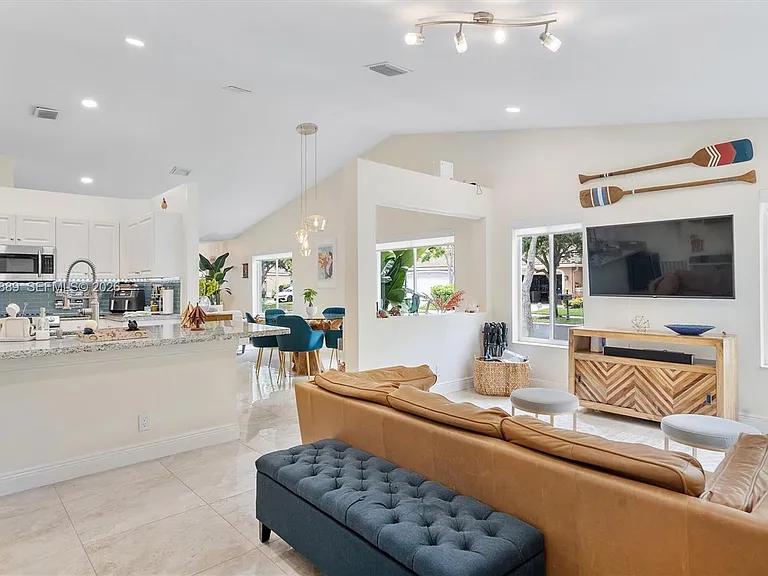 1516 Zenith Way — Photo 14