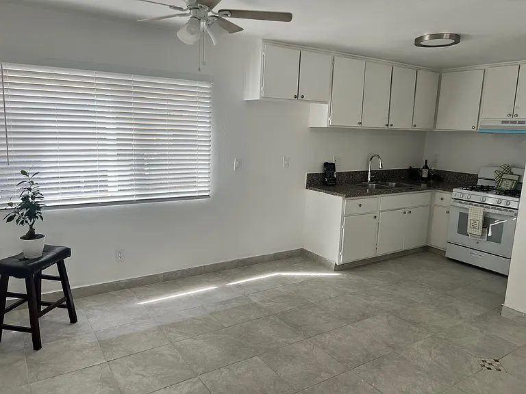 15848 Saticoy St #6 — Photo 2