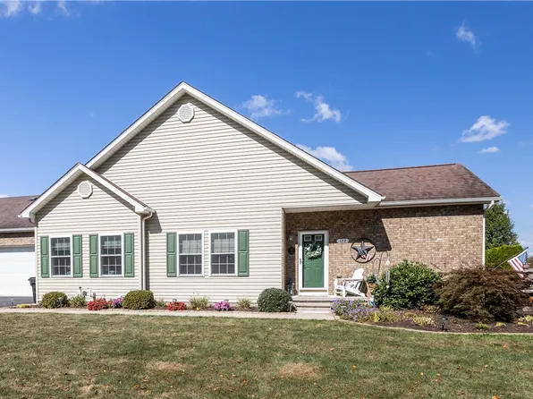 122 Hidden Springs Dr, Ellwood City, PA 16117