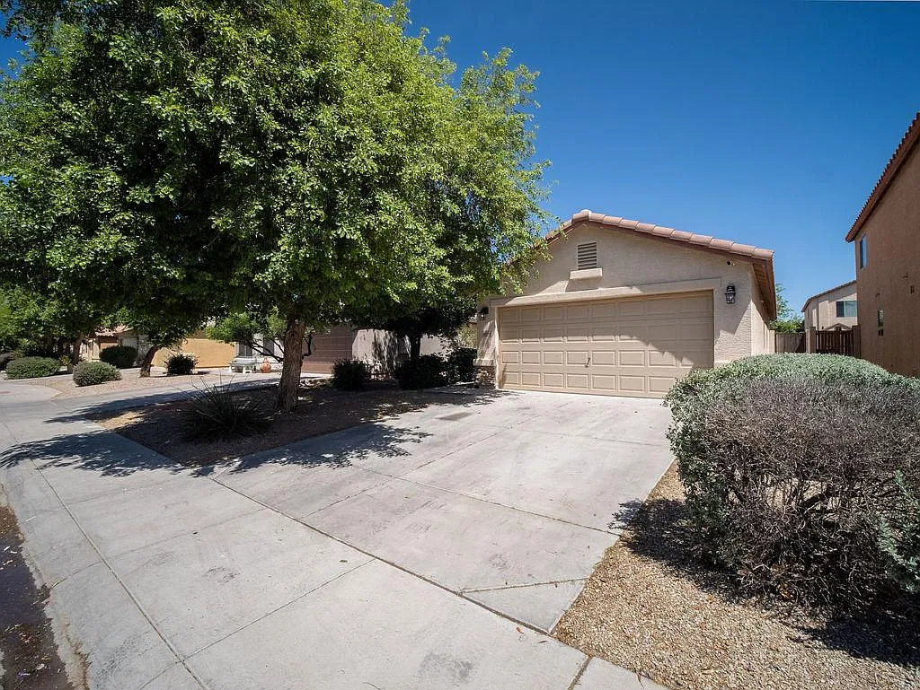 3 bed, 1065 sqft, $1,699 — Photo 1