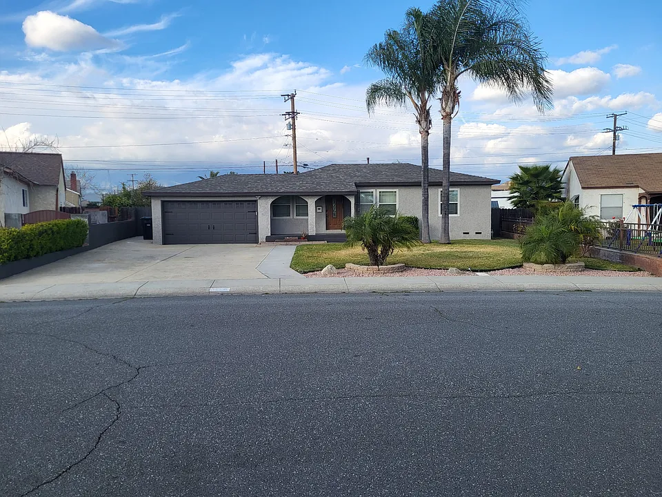 1017 E Rosewood Ct