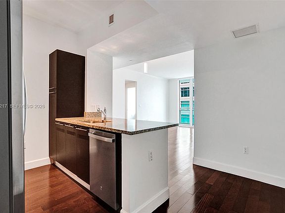 4th image of 950 Brickell Bay Dr APT 1704