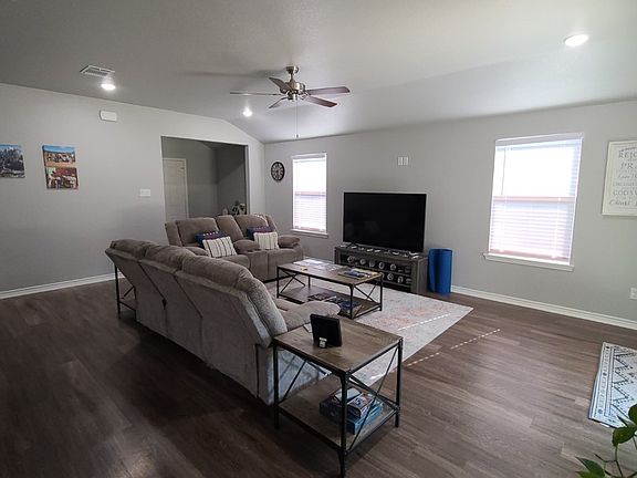 1633 Dryden 3 living rm (1)_10152024