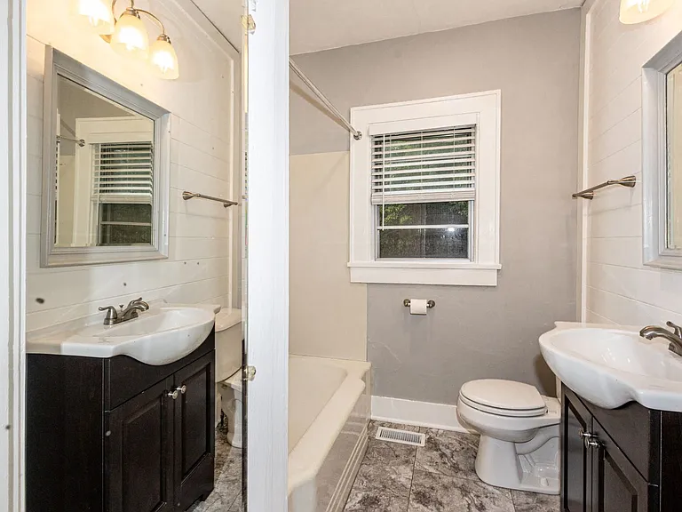 924 Hall St — Photo 17