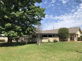 815 N Bridge St, Henrietta, TX 76365