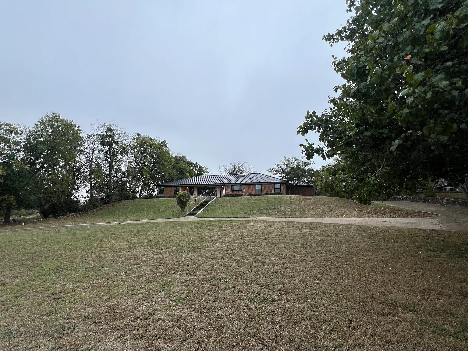 3 bed, 2275 sqft, $3,400 — Photo 2