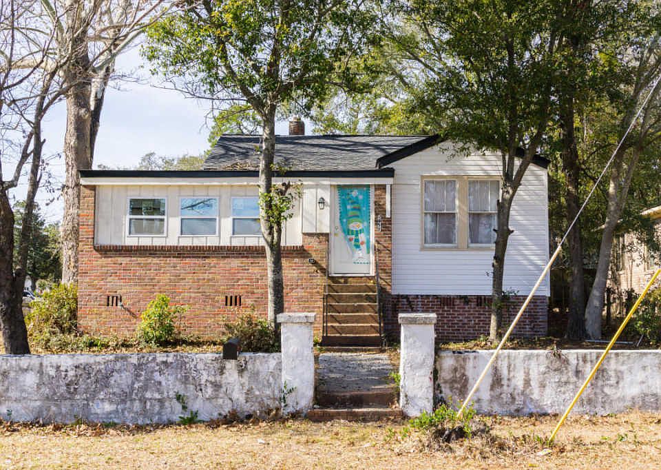 1st image of 2658 Woodlawn Ave