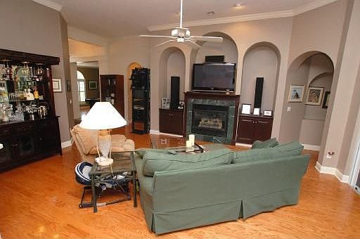 2nd image of 2333 Chantilly Ave