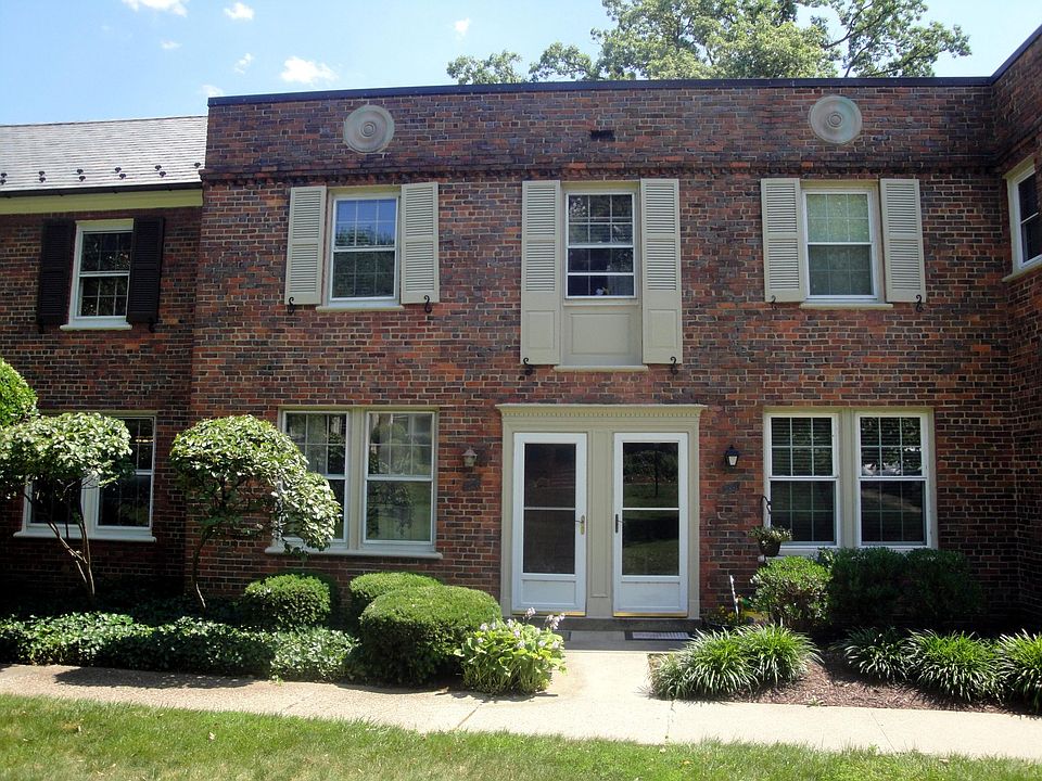 Welcome to this brick 2 level, 1 Bedroom TOWNHOUSE in Arlington Village.