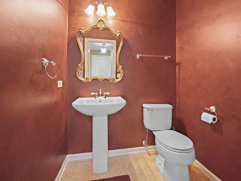 1044 Oakhill Dr — Photo 15