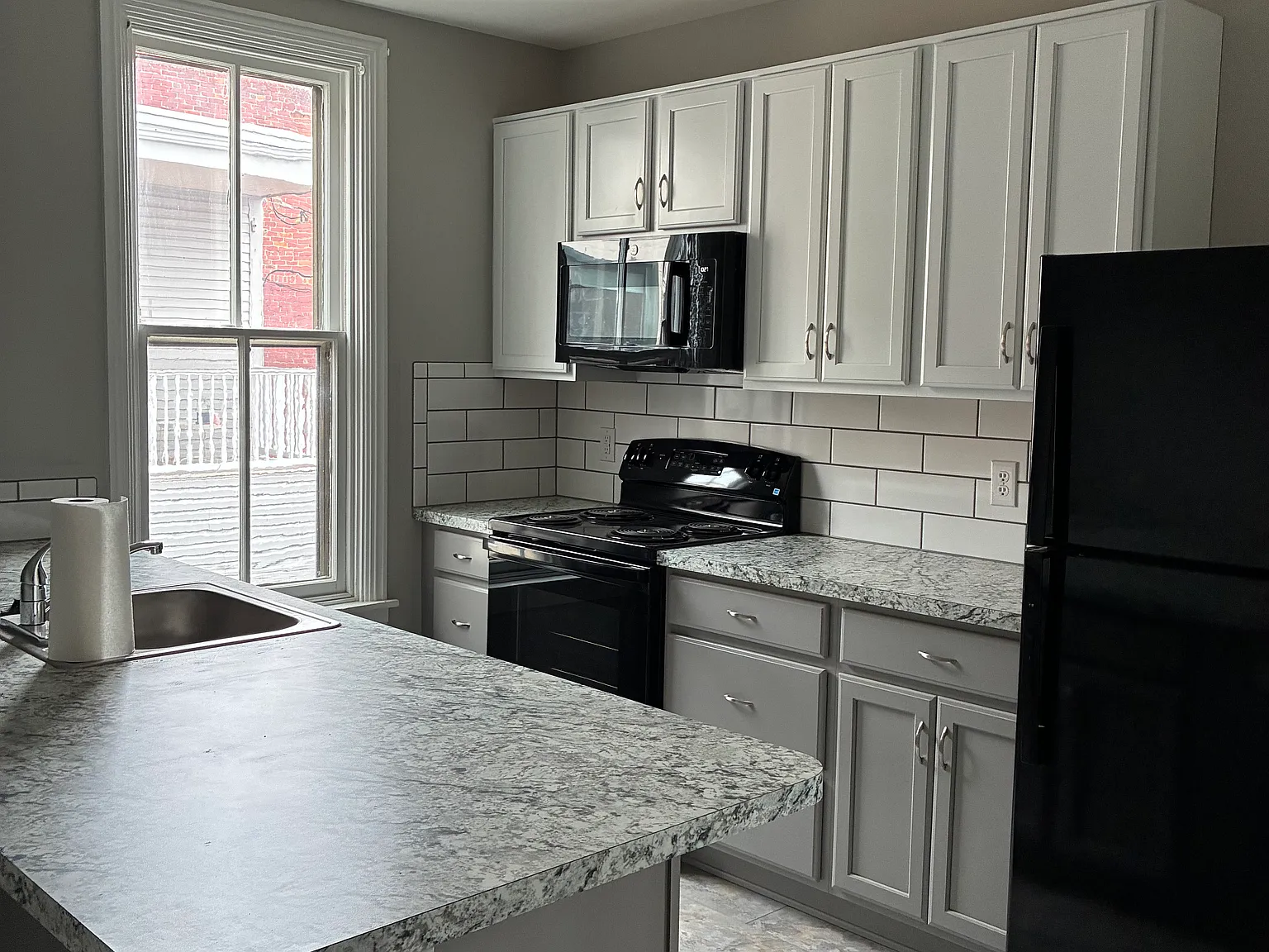 3 bed, 2400 sqft, $2,200 — Photo 4