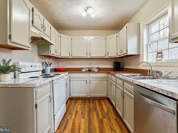 5th image of 412 Winchester Dr