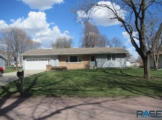 405 S Josephine Ave, Hills, MN 56138