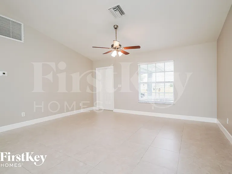 2031 NE 9th Pl — Photo 4